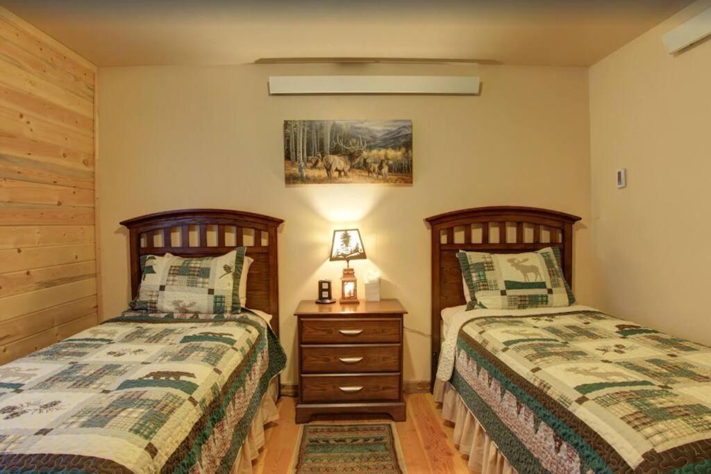 Fox Den Lodge West Yellowstone Exterior photo